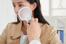 돋보기로 여성 피부 클로즈업을 보고 있는 의사 사진 무료 다운로드 - Lovepik 돋보기로 여성 피부 클로즈업을 보고 있는 의사