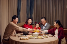 중국 설날 이산가족 상봉 만찬을 위한 클링클 안경 사진 무료 다운로드 - Lovepik 중국 설날 이산가족 상봉 만찬을 위한 클링클 안경