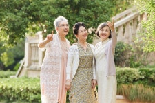  야외에서 함께 걷는 노인들