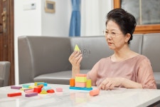  알츠하이머병을 앓고 있는 노인 여성을 위한 재활 훈련