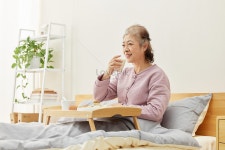 집에서 아침을 먹고 침대에서 Tv를 보고 있는 노인 사진 무료 다운로드 - Lovepik 집에서 아침을 먹고 침대에서 Tv를 보고 있는 노인