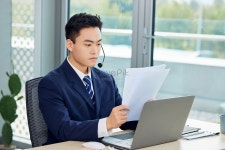  사무실에서 일하는 고객 서비스 남성