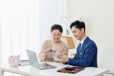  자동차 구매 및 자동차 판매 컨설팅 할머니