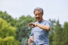  스마트 팔찌의 노인 이미지를 확인하십시오