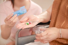 노인을 돌보고 약을 클로즈업하여 복용하십시오. 사진 무료 다운로드 - Lovepik 노인을 돌보고 약을 클로즈업하여 복용하십시오.