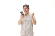  행복하게 휴대폰 사용법을 배우는 노인