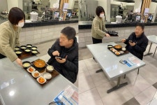 옥천(부산방향)휴게소, ‘떡국 나눠주기’ 행사 진행 - 헤럴드경제 옥천(부산방향)휴게소, ‘떡국 나눠주기’ 행사 진행