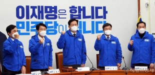 [헤럴드pic] 기념촬영하는 송영길 더불어민주당 대표 - 헤럴드경제 [헤럴드pic] 기념촬영하는 송영길 더불어민주당 대표