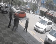 [영상]차 빼달라 직원과 시비 붙자 돌진...사람치고 가게 앞 막아 서 - 헤럴드경제 [영상]차 빼달라 직원과 시비 붙자 돌진...사람치고 가게 앞... 