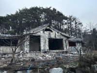 [영상] “1억 들여 수리중인데 잿더미” 경포 펜션마을 집어삼킨 산불 - 헤럴드경제 [영상] “1억 들여 수리중인데 잿더미” 경포 펜션마을... 