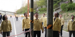 신상진 성남시장, ‘정자교 붕괴’ 현장 방문 - 헤럴드경제 신상진 성남시장,  ‘정자교 붕괴’ 현장 방문