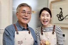 文, 눈썹 위 반창고에 멍든 얼굴 ‘깜짝’…무슨 일이길래 - 헤럴드경제 文, 눈썹 위 반창고에 멍든 얼굴 ‘깜짝’…무슨 일이길래