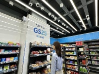“물건 들고 나오면 계산 끝”…GS25, AI 스마트 편의점 ‘가산스마트점’ 오픈 - 헤럴드경제 “물건 들고 나오면 계산 끝”…GS25, AI... 