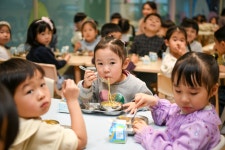 “넓어서 너무 좋아요”…현대모비스가 직접 지은 어린이집, 부모·원아 만족도↑ [0.7의 경고, 함께돌봄 2024] - 헤럴드경제 “넓어서 너무... 