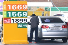 ‘어디까지 떨어질까’ 주유소 기름값 9주 만에 1600원대 진입…5주 연속 하락 - 헤럴드경제 ‘어디까지 떨어질까’ 주유소 기름값 9주... 
