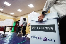 “부정선거 확인”…개표소 예정지 무단침입한 30대男 체포 - 헤럴드경제 “부정선거 확인”…개표소 예정지 무단침입한 30대男 체포