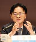 김정관 “반도체 이익 나눠먹기 안돼…주 52시간도 손봐야 中과 경쟁” | 서울경제 김정관 “반도체 이익 나눠먹기 안돼…주 52시간도 손봐야... 