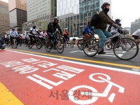 종로 자전거 전용차로 개통…여의도·강남도 잇는다 | 서울경제 종로 자전거 전용차로 개통…여의도·강남도 잇는다