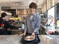 온리원오브, 데뷔 동시 팝업 카페 오픈.. ‘바리스타’로 특별한 만남 | 서울경제 온리원오브, 데뷔 동시 팝업 카페 오픈.. ‘바리스타’로 특별한... 