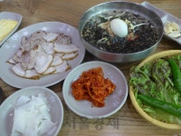 [休] 시원한 막국수에 수육 한점...해물 뚝배기로 원기 회복 | 서울경제 시원한 막국수에 수육 한점...해물 뚝배기로 원기 회복