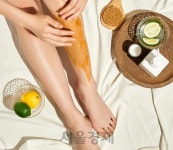 목욕탕 가기 찝찝…올 여름 각질 제거는 ‘세신’ 대신 ‘스크럽’ | 서울경제 목욕탕 가기 찝찝…올 여름 각질 제거는 ‘세신’ 대신 ‘스크럽’