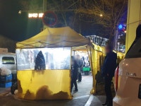 150만원 명품이 9만원…송지아 짝퉁논란에도 천막시장 불야성 | 서울경제 150만원 명품이 9만원…송지아 짝퉁논란에도 천막시장 불야성