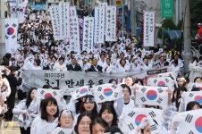부산에 번진 태극기 물결