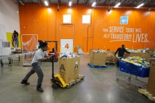 Food banks embark on expansions with lessons from COVID - WTOP News