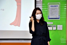 서울시 영등포센터 | [50+시민기자단 8월 취재기사] 그림책과 마술, 동심을 자극하는 키워드-마술과 그림책이 함께하는 감성 테라피