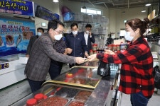 진도상설전통시장 방문한 권태성 국민권익위 부위원장 | 사진뉴스 | 홍보자료 | 뉴스·소식 : 국민권익위원회 진도상설전통시장 방문한 권태성... 