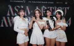 QWER expresses gratitude after taking home AAA 2024 rookie award | allkpop QWER expresses gratitude after taking home AAA 2024... 