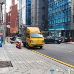 불법 주정차 단속이 필요한 로젠택배 차량...시민들 도로도 좁은데