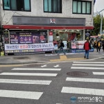 청룡동 KT 대리점 인도 위 입간판 시민들 지나가는 데 불편