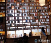 전주시청 1층 로비는 시민도서관...누구나 책을 볼 수 있다