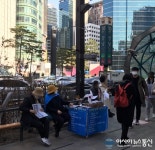 [아통포토] 강남역 10번 출구 앞 시위…통행 불편