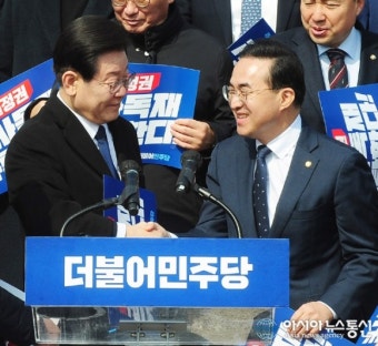 인사 하는 이재명 더불어민주당 대표와 박홍근 원내대표