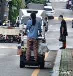 [아통포토] 안전모 미착용한 hy 프레시 매니저 ‘위험천만’