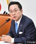 윤석열 대통령과 이재명 더불어민주당 대표의 첫 영수회담 결과 브리핑 하는더불어민주당 박성준 수석 대변인