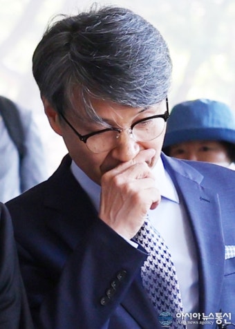 ‘김건희 여사 명품 가방 수수 의혹’과 관련 피의자 신분 조사를 받기 위해 검찰 출석 하며 코 만지는 최재영 목사