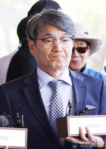 ‘김건희 여사 명품 가방 수수 의혹’과 관련 피의자 신분 조사를 받기 위해 검찰 출석 하며 취재진 질문 듣는 최재영 목사