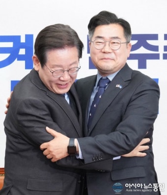 [아통포토]'포옹'하는 이재명·박찬대