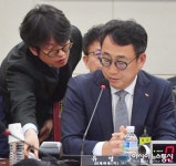 [아통포토] 대화하는 유영상 SK 텔레콤 (주) 사장