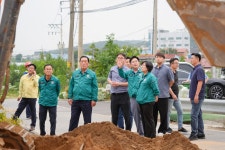 안성시의회, 양변휴게소 인근 국지도 23호선 교량 사면 유실 사고 현장 점검