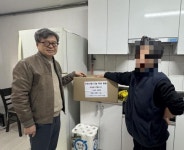 오산시 대원1동, 복지사각지대 가구 방문해 생활필수품 지원