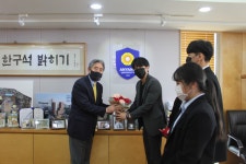 스승의 날 기념 총학생회 카네이션 전달 | 안양대학교 안양대학교