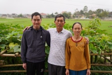 両親の元で療養生活を送るグエン・スアン・ソンさん＝２０２０年２月７日、ベトナム・ハティン省（43/51）... 