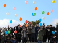 仙台市若林区の荒浜海岸では、犠牲者を悼んで海に向かってもくとうした人たちが風船を放った＝２０２０年３月１１日午後３時、... 