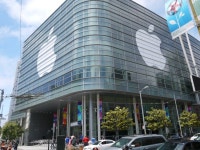 朝日新聞デジタル：サンフランシスコ中心部にある開発者会議の会場壁面には、アップルの特大ロゴマークも登場した＝畑中徹撮影... 