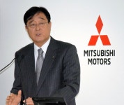 三菱自動車、中国で２車種以上のＥＶ・ＰＨＶ投入へ：朝日新聞デジタル 【写真・図版】中期経営計画について説明する益子修... 