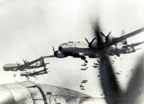 朝日新聞デジタル 【写真・図版】焼夷（しょうい）弾を投下する「超空の要塞（ようさい）」Ｂ２９爆撃機＝１９４５年、米軍撮影